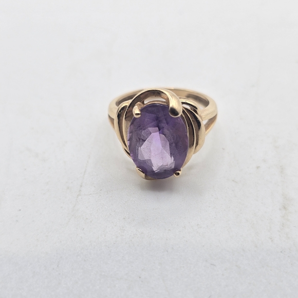 7.5 14k Gold and Purple Amethist Ring - Picture 3 of 8